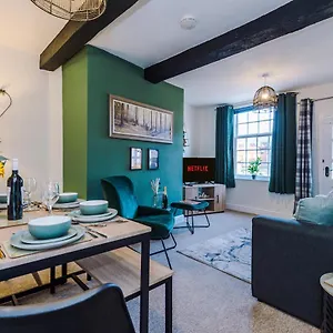  Holiday home Charming House: Cozy Retreat For Couples & Business United Kingdom