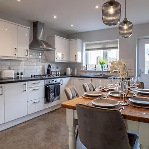  Holiday home Modern 3 Bedroom House With Parking United Kingdom